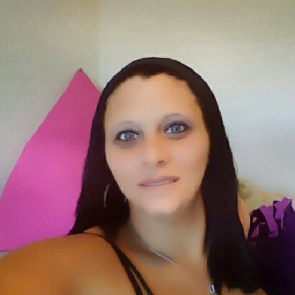 Profile Picture of Amanda Keefer (@kistin2005) on Poshmark