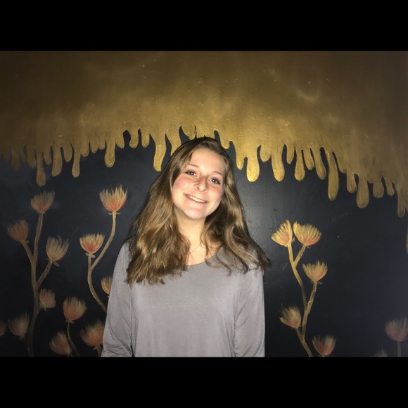 Profile Picture of Rae Schiess (@raesch0) on Poshmark