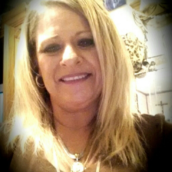 Profile Picture of Mechelle Manifold (@shellymanifold) on Poshmark