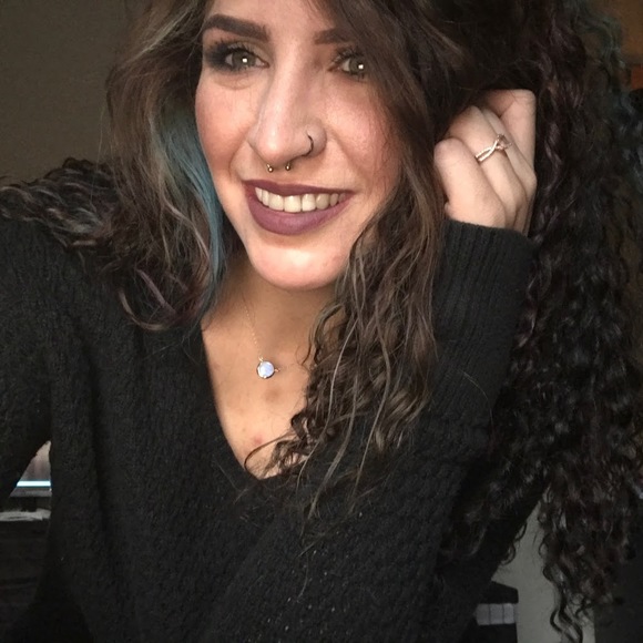Profile Picture of Alma Duran (@phokinphoreal) on Poshmark
