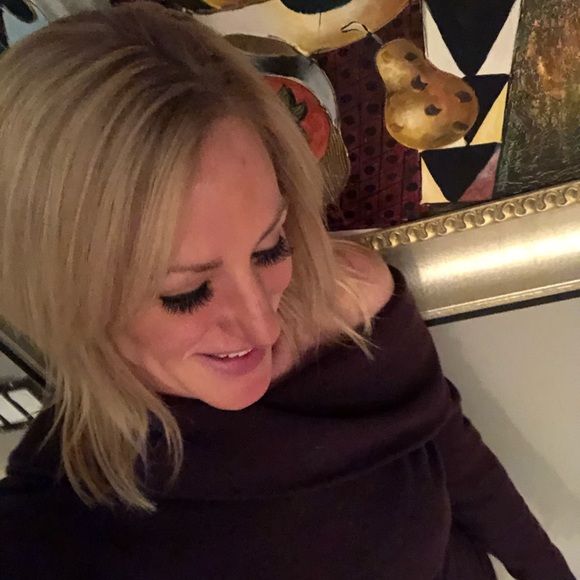 Profile Picture of Amy Vavra (@amfletch) on Poshmark