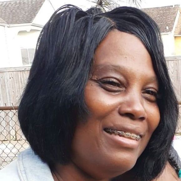 Profile Picture of Yvette Lindsey (@yvettelindsey) on Poshmark