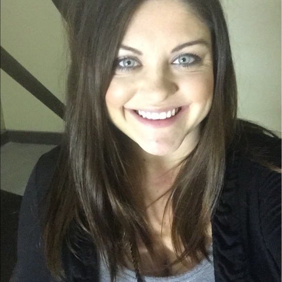 Profile Picture of Lindsey Jakubovic (@ljakubovic) on Poshmark
