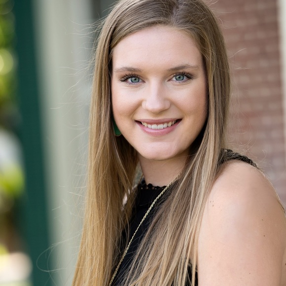 Profile Picture of Katie Lootens (@katieloo1811) on Poshmark