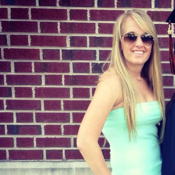 Profile Picture of Taylor Stenroos (@tes03) on Poshmark