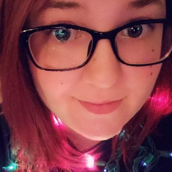 Profile Picture of Carlie Mueller (@carlieanneberry) on Poshmark