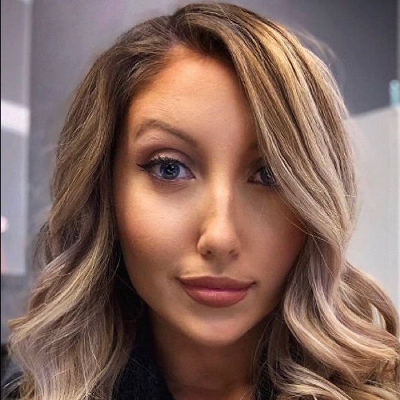 Profile Picture of Lauren Toeller (@lmtoeller16) on Poshmark