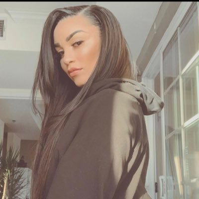 Profile Picture of Nicole (@nicolelaureano) on Twitter