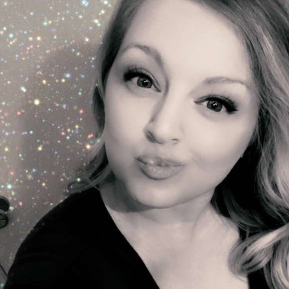 Profile Picture of Lisa Lofton (@jcblftn) on Poshmark