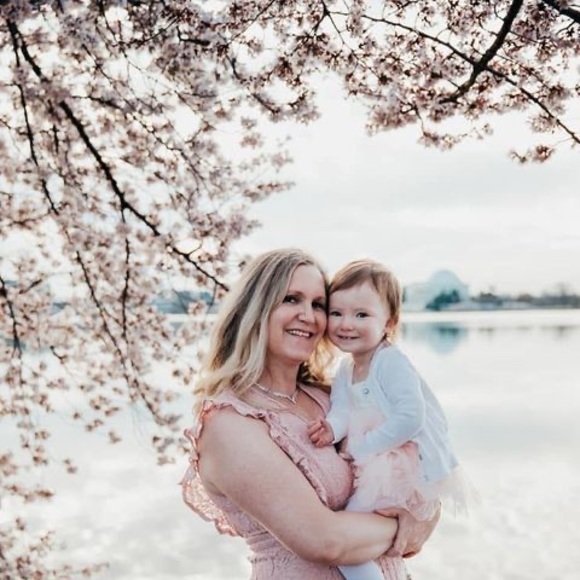 Profile Picture of Lacey Supinger (@lay_cms) on Poshmark