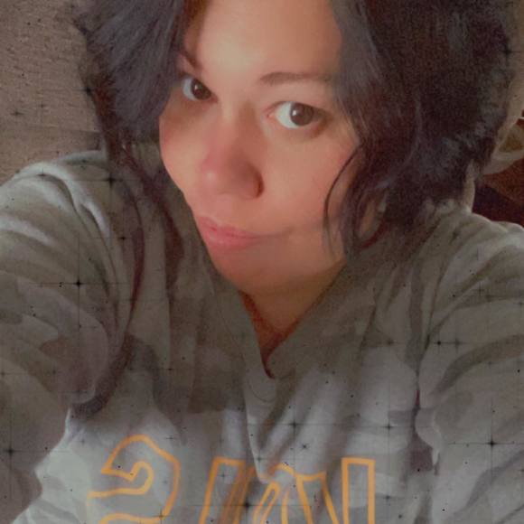 Profile Picture of Leslie Proper stephenson (@leslies79) on Poshmark