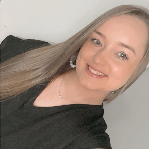 Profile Picture of Carleigh Swope (@carleighswope) on Poshmark