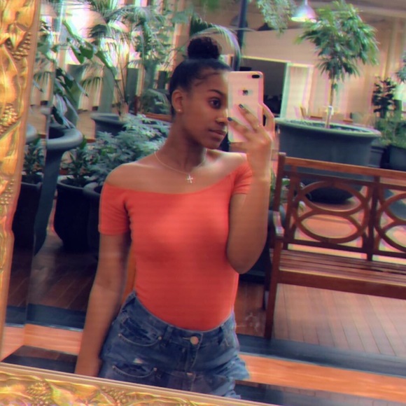 Profile Picture of Demi Debarros (@demidebarros) on Poshmark