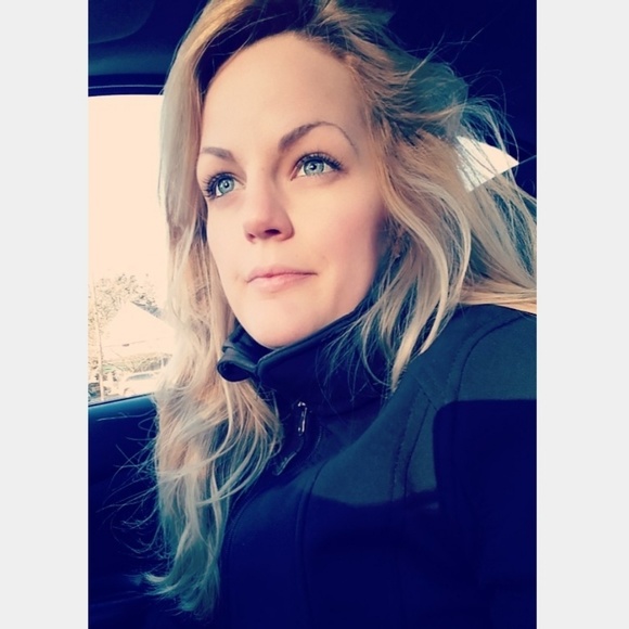 Profile Picture of Hanna Aronson (@hannaronson) on Poshmark