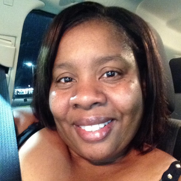 Profile Picture of Deloris Foster (@deeseaberry) on Poshmark