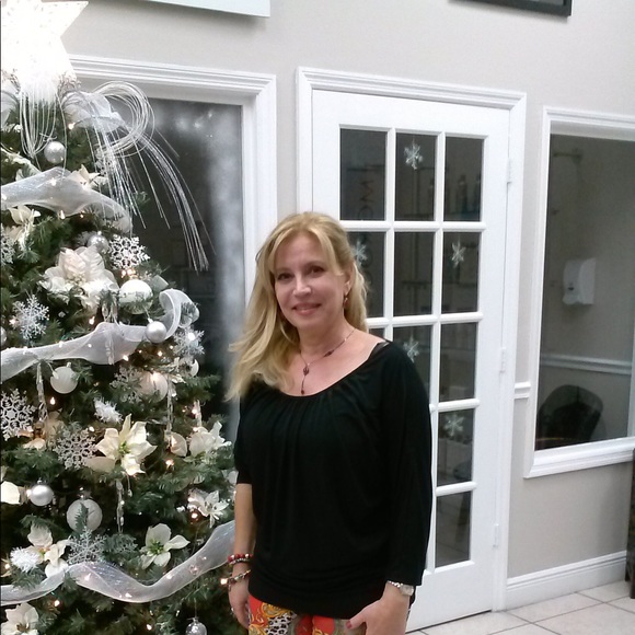 Profile Picture of Suzanne Fuster (@sf1014) on Poshmark