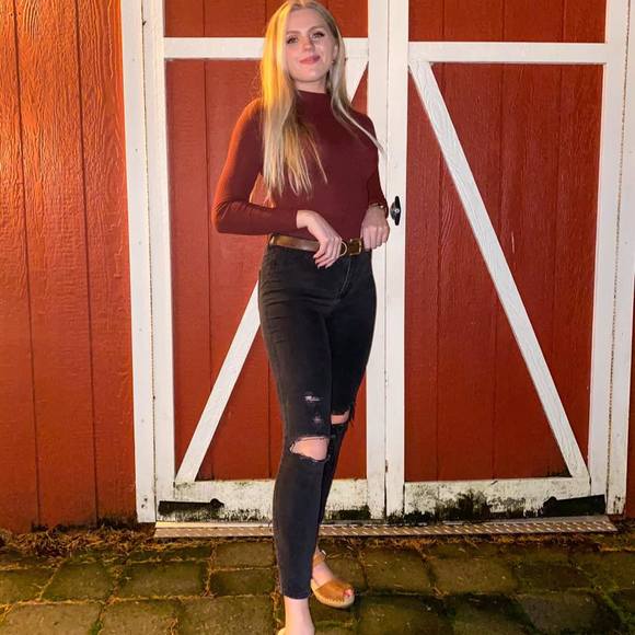 Profile Picture of Ariel Marshall (@arielmariah_) on Poshmark