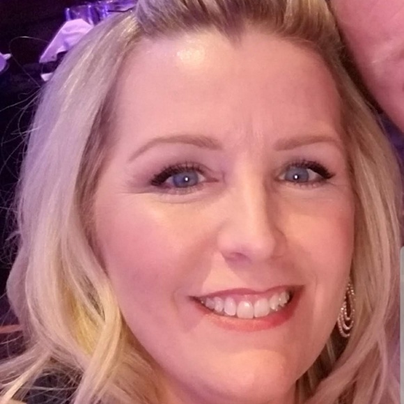 Profile Picture of Shanna Kiphart (@shannakip) on Poshmark