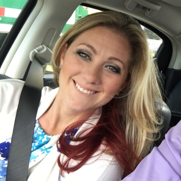 Profile Picture of Lori Rogulski (@lrogulski82) on Poshmark