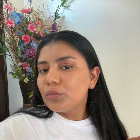 Profile Picture of Hernandez Elizabeth (@hernandezeli322) on Poshmark