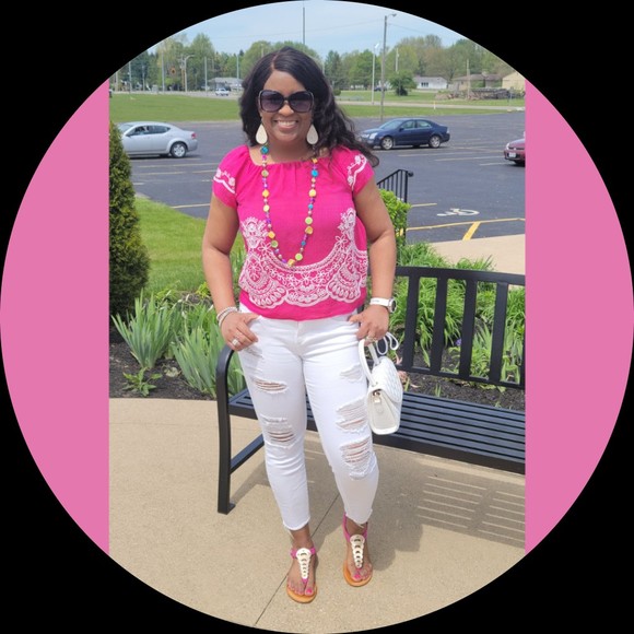 Profile Picture of Aliethea Dickson (@comfyeasyoutfit) on Poshmark