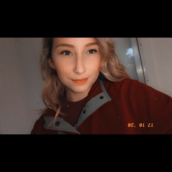 Profile Picture of Karoline Sebren (@jewellkaroline) on Poshmark