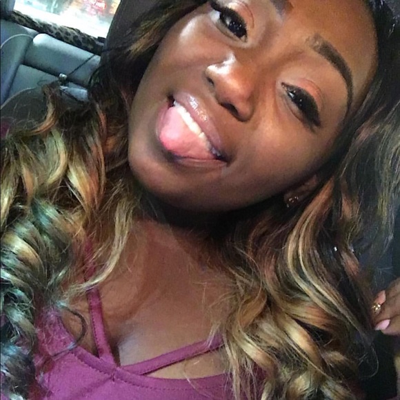 Profile Picture of Destiny Edwards (@cupcakee95) on Poshmark