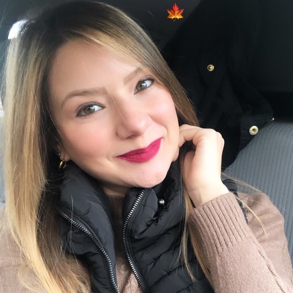 Profile Picture of Ana Codino (@anicodino) on Poshmark