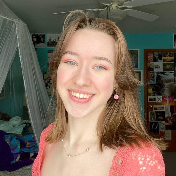 Profile Picture of Taylor Dirks (@taysnowwhite) on Poshmark