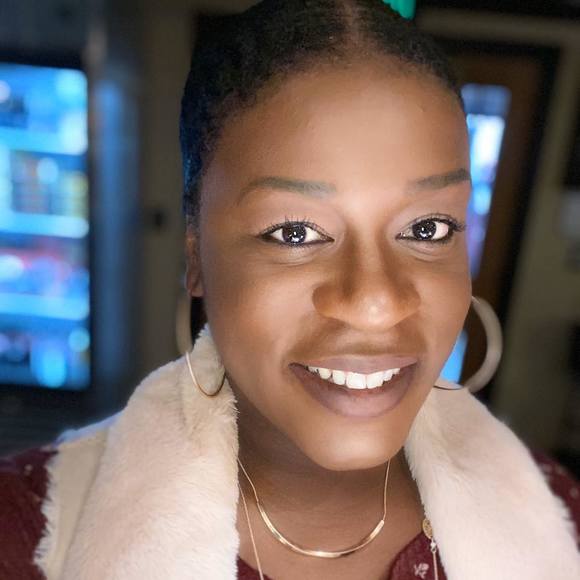 Profile Picture of Amanda Bowling (@bevhills31) on Poshmark