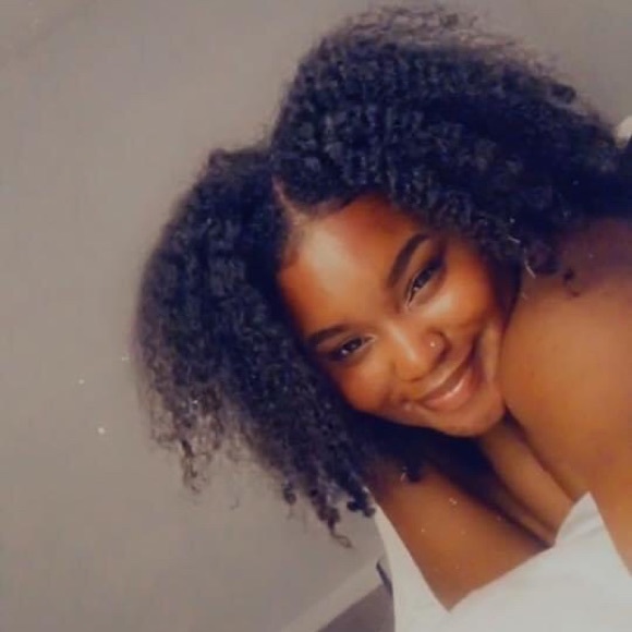 Profile Picture of Zee Scott (@zees_new_world) on Poshmark