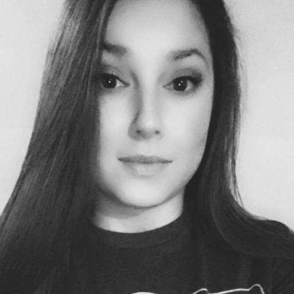 Profile Picture of Brittany Sharr (@friends27b) on Poshmark