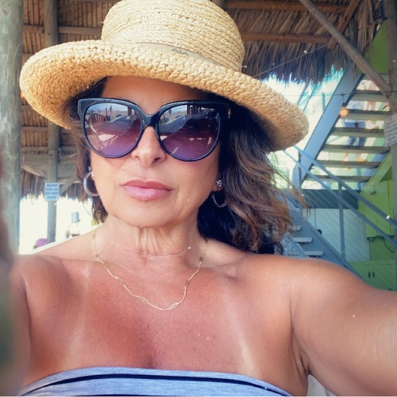 Profile Picture of Rina Stamas (@rinastamas) on Poshmark