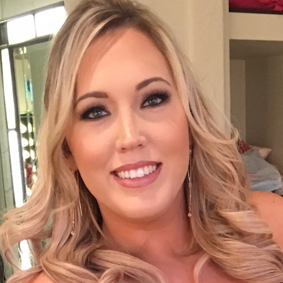 Profile Picture of Ann Hauerland (@tallblonddancer) on Poshmark