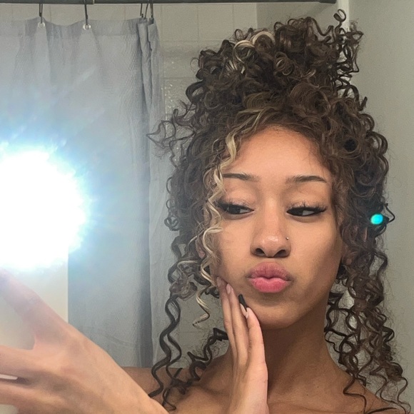 Profile Picture of Chloe Armonta (@chloearmonta) on Poshmark