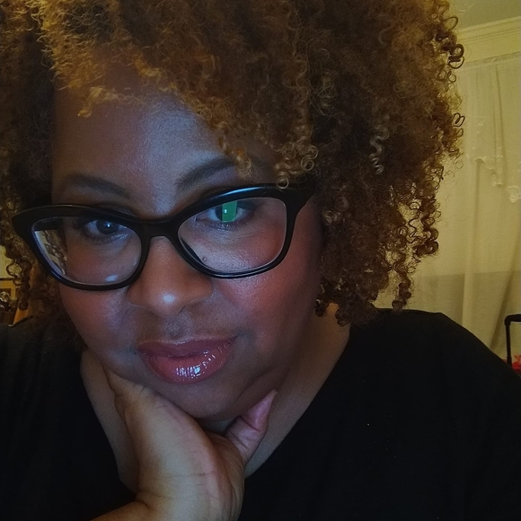 Profile Picture of Lisa Rawlings (@lisa_rawlings) on Poshmark