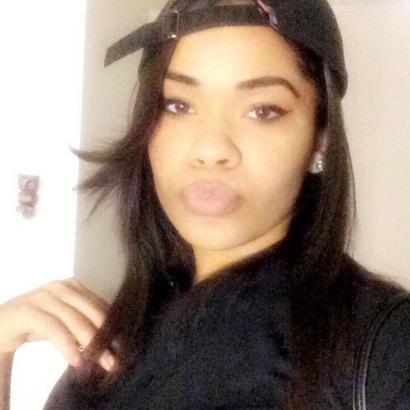 Profile Picture of Alyssa Bieber (@bossyassalyssa) on Poshmark