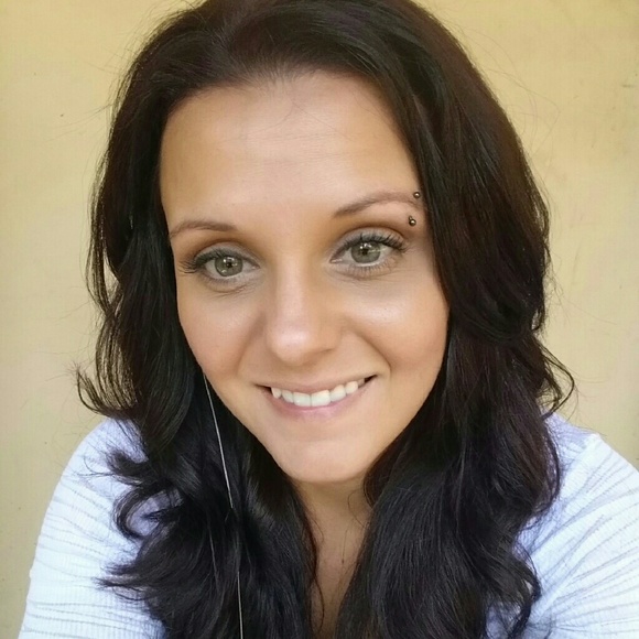 Profile Picture of Amber Kasinger (@amber_leah88) on Poshmark