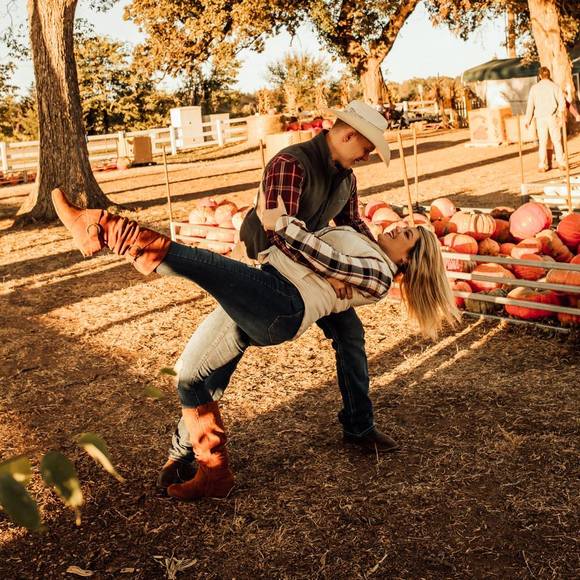 Profile Picture of Kellsie Davis (@kellsiefaye) on Poshmark