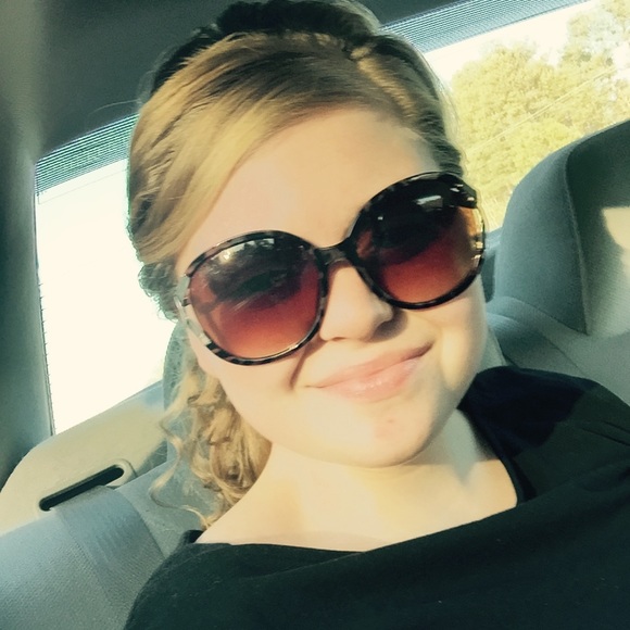 Profile Picture of Kimber Rushing (@kcrushing) on Poshmark