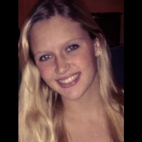 Profile Picture of Carly Crane (@carlyellen1818) on Poshmark