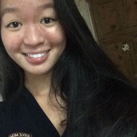 Profile Picture of Sarah Eatmon (@e_sarah) on Poshmark