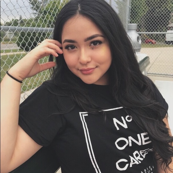 Profile Picture of Emily Lorences (@emi_ems10) on Poshmark