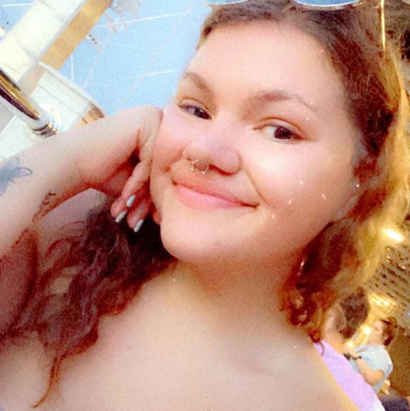 Profile Picture of Lea Bean (@leabean15) on Poshmark