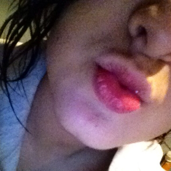 Profile Picture of Arianna Maneos (@ariannamaneos) on Poshmark