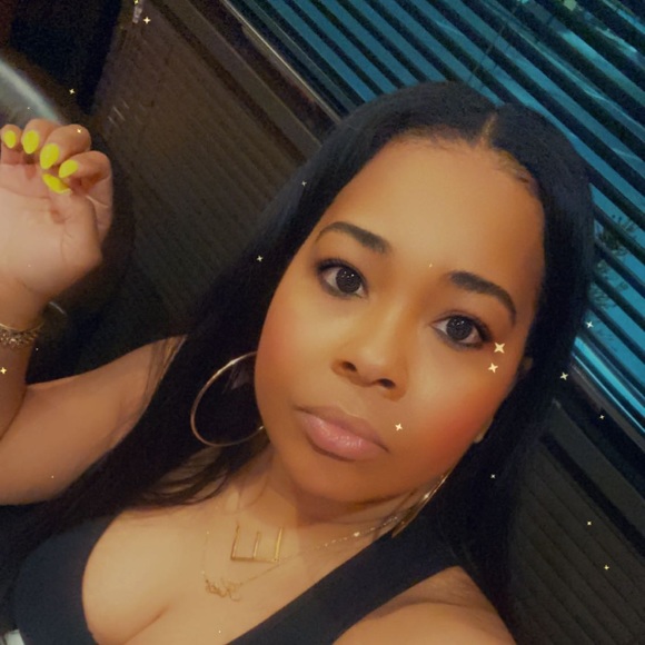 Profile Picture of Ebonie Wright (@eboniewright574) on Poshmark