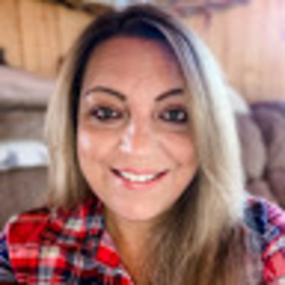 Profile Picture of Nicole Bruno (@nicolebruno214) on Poshmark