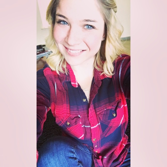 Profile Picture of Delaney Mitchell (@laneymitchell) on Poshmark