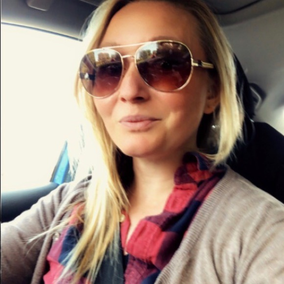 Profile Picture of April Dunbar (@aprildunbar518) on Poshmark