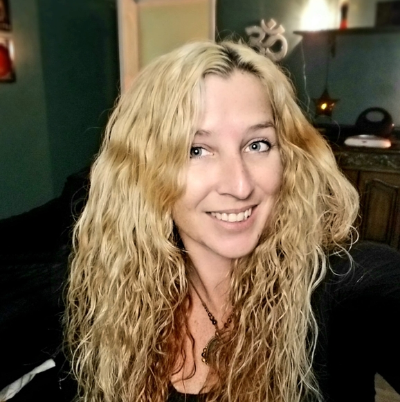 Profile Picture of Tonya Couch (@thriftymommaof2) on Poshmark